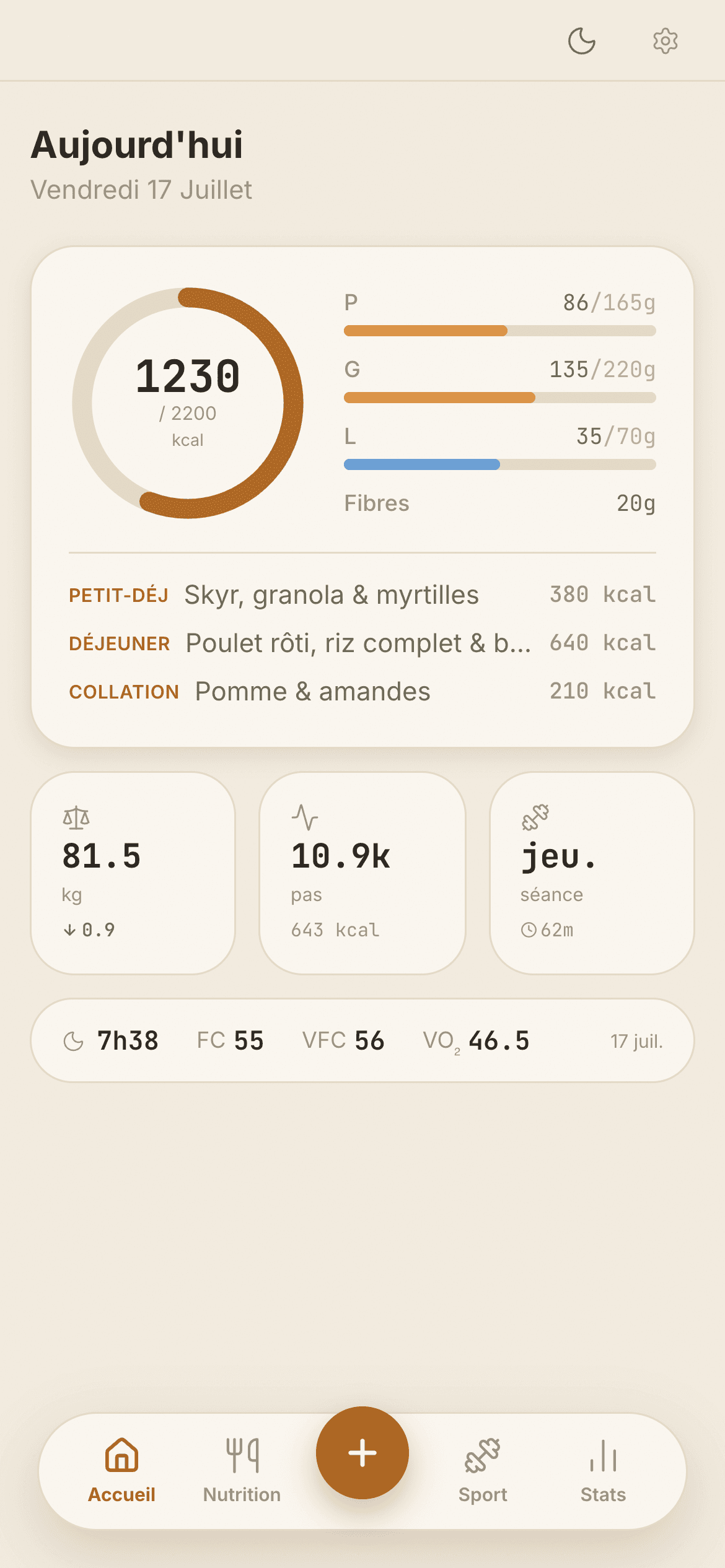 Tableau de bord de l'app nutrition : calories, macronutriments, poids, pas et sommeil de la journée, thème clair